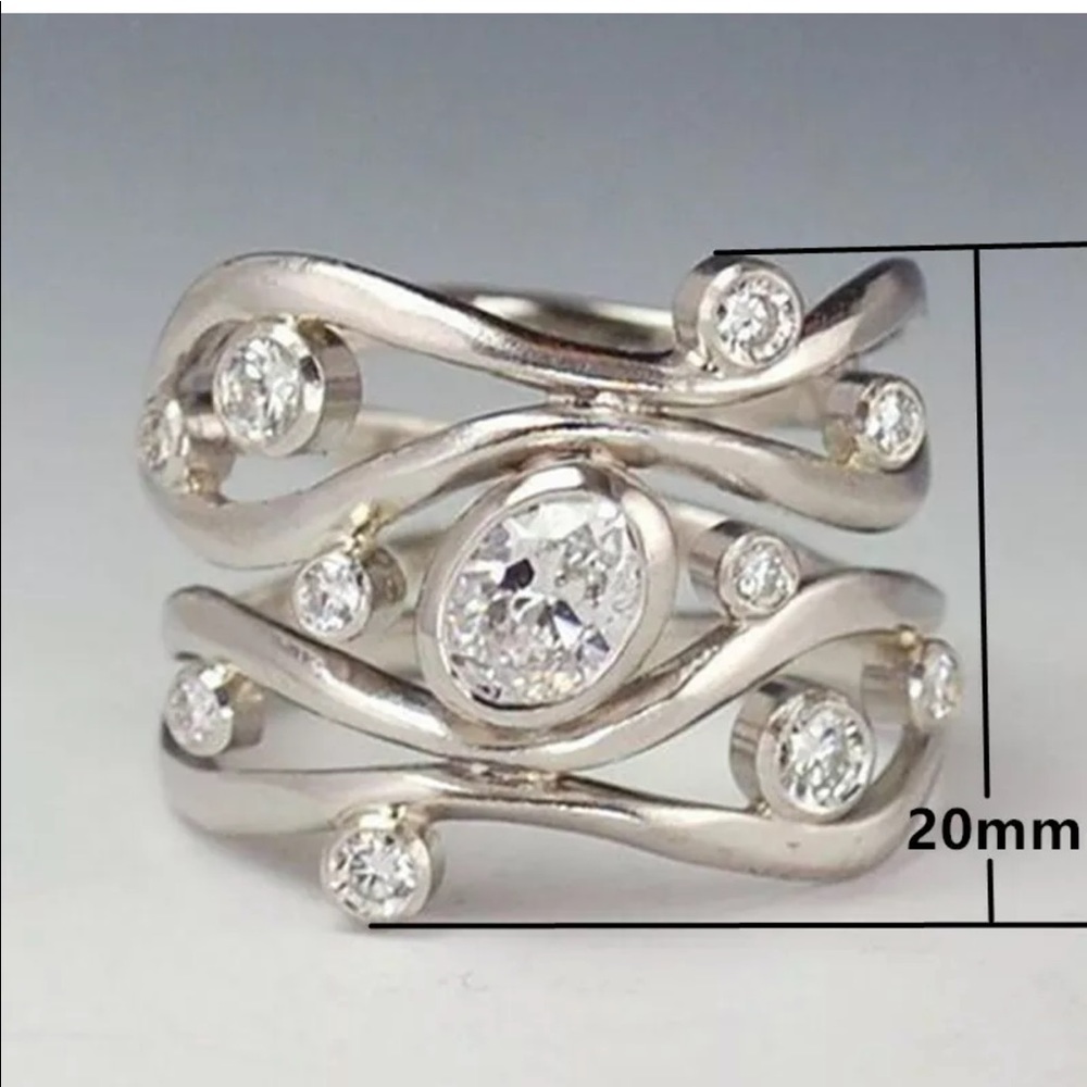 ♡Women’s silver simulated diamond statement ring♡ - Picture 2 of 2